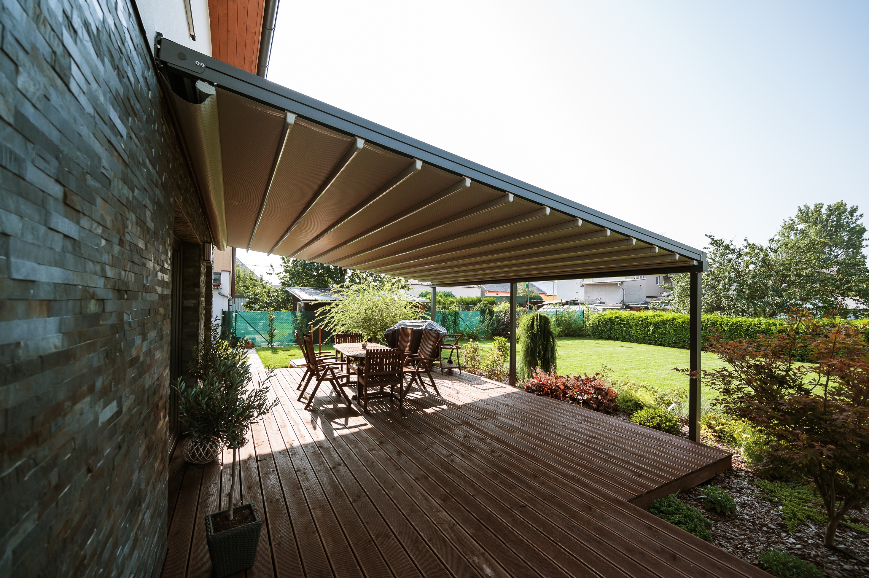 Aluminium pergola with a retractable roof